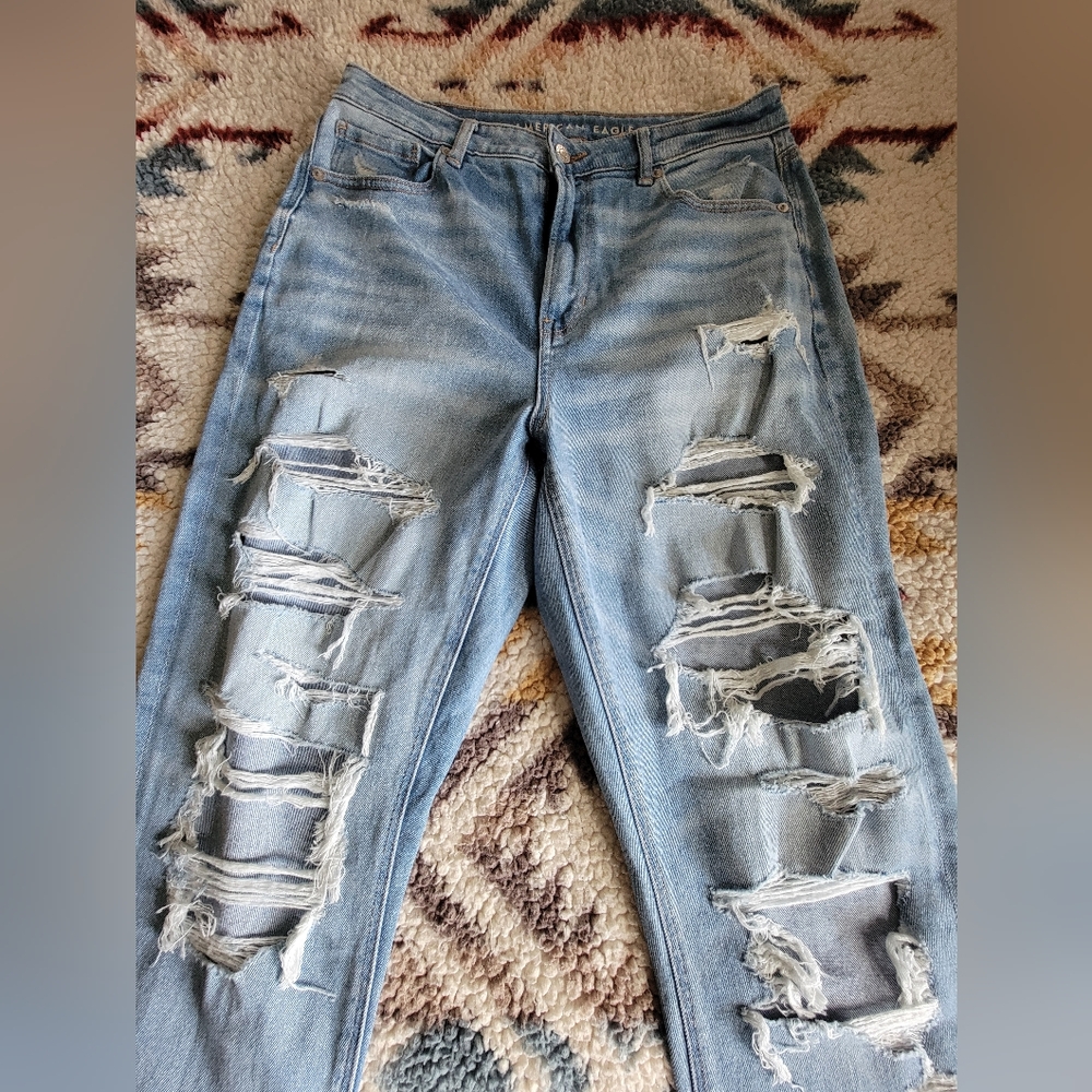 American Eagle deconstructed, torn mom jeans. Size 12. LIKE NEW! AE jeans.